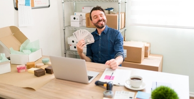 Un hombre con dinero la mano, el resultado de los emprendedores financieros