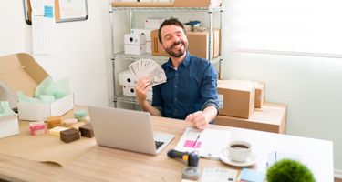 Un hombre con dinero la mano, el resultado de los emprendedores financieros